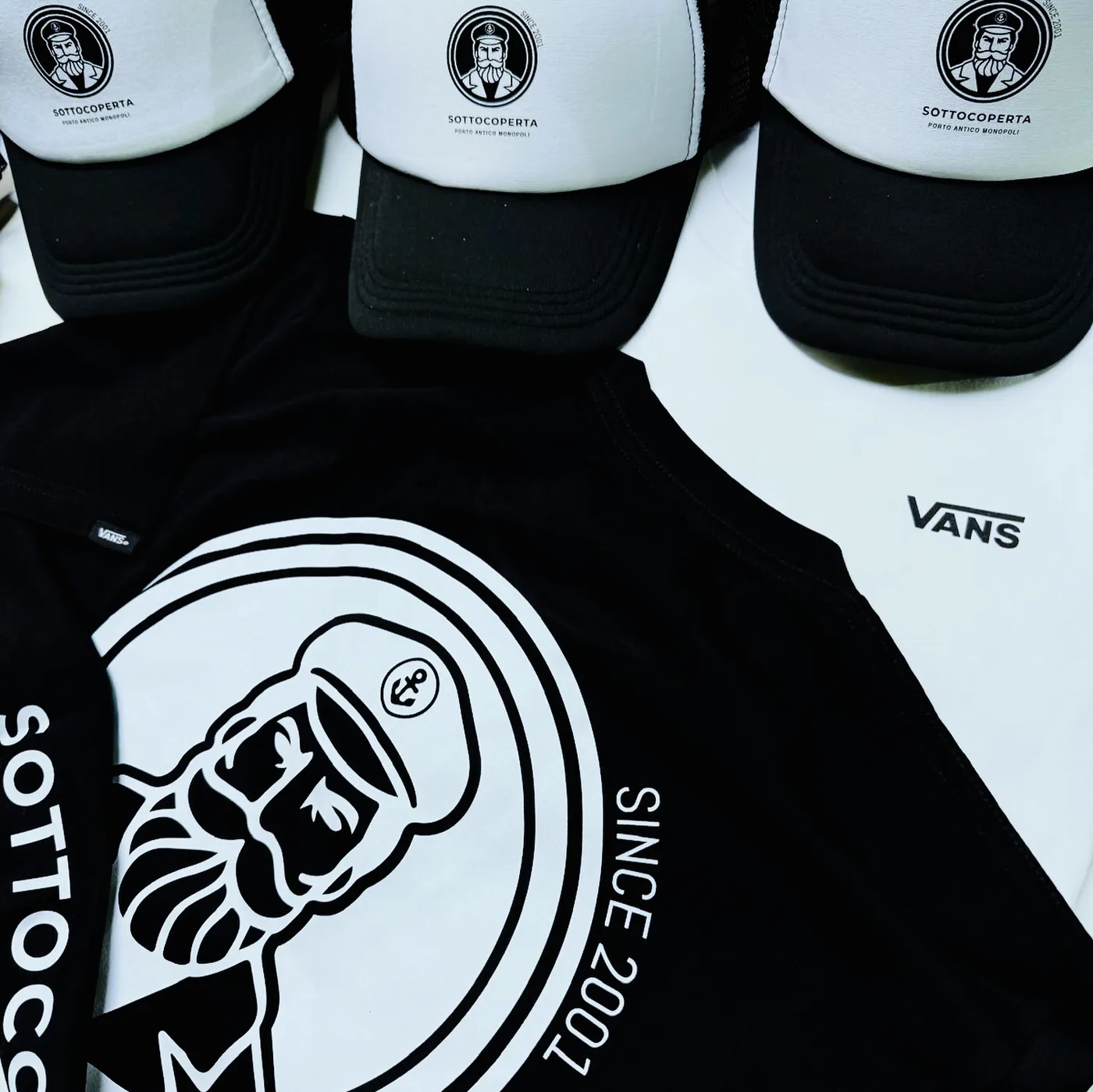 T-shirt Sottocoperta e cappelli Vans